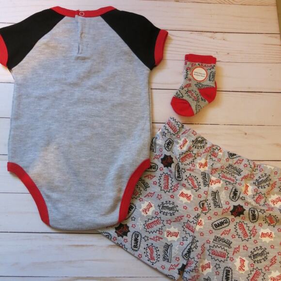 Baby Boys *NWT* 3 Piece Set Size 0-3 Months Super Hero Top/Shorts/Socks - Picture 2 of 3